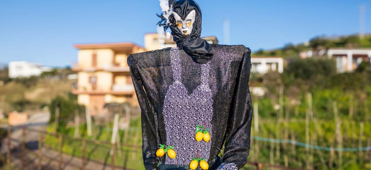 La Vecchia della Quaresima a Bacoli in un'area gioco per bambini