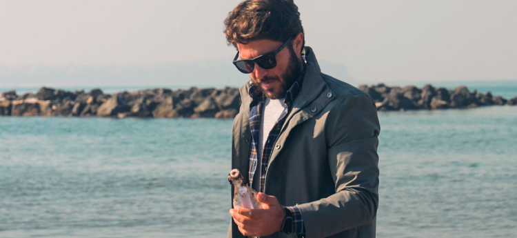 Le onde portano in spiaggia un messaggio in bottiglia dalla Spagna