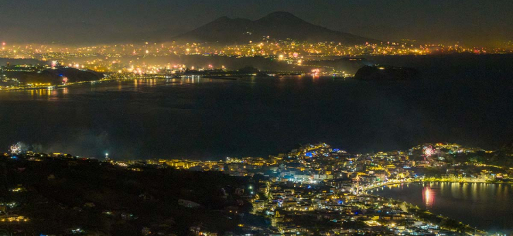 Capodanno a Napoli 2026, i fuochi d’artificio per salutare il 2025 dai Campi Flegrei