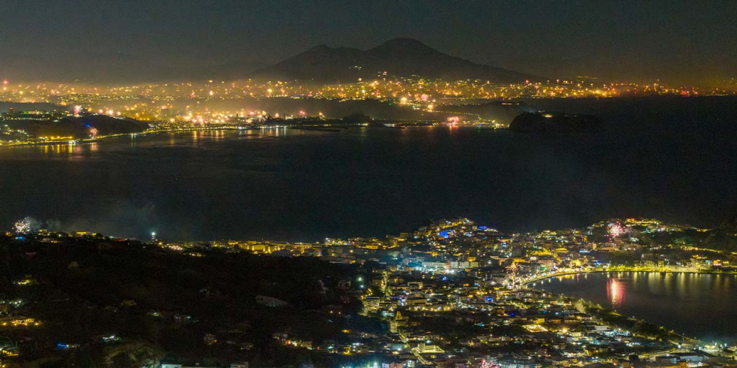 Capodanno a Napoli 2026, i fuochi d’artificio per salutare il 2025 dai Campi Flegrei