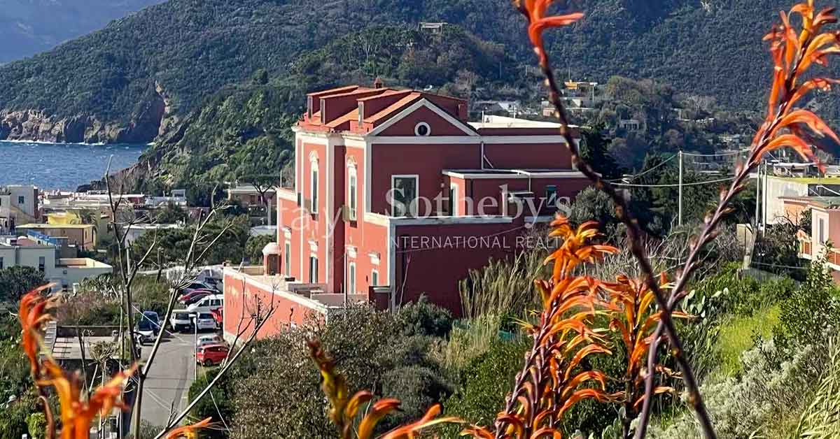 Procida, in vendita dimora storica con terrazzo nel Palazzo Guarracino