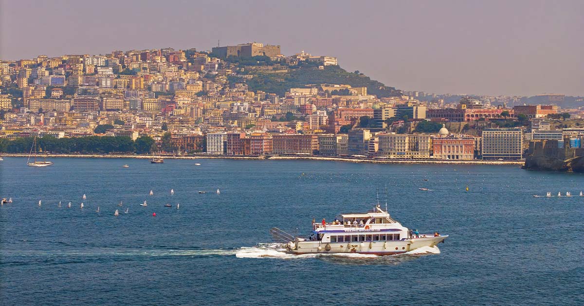 Minicrociera nel Golfo di Napoli, da Pozzuoli al Castel dell’Ovo tra storia e paesaggio