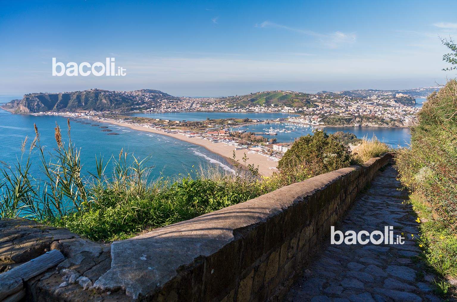 veduta litorale di miseno dal sentiero di capo miseno