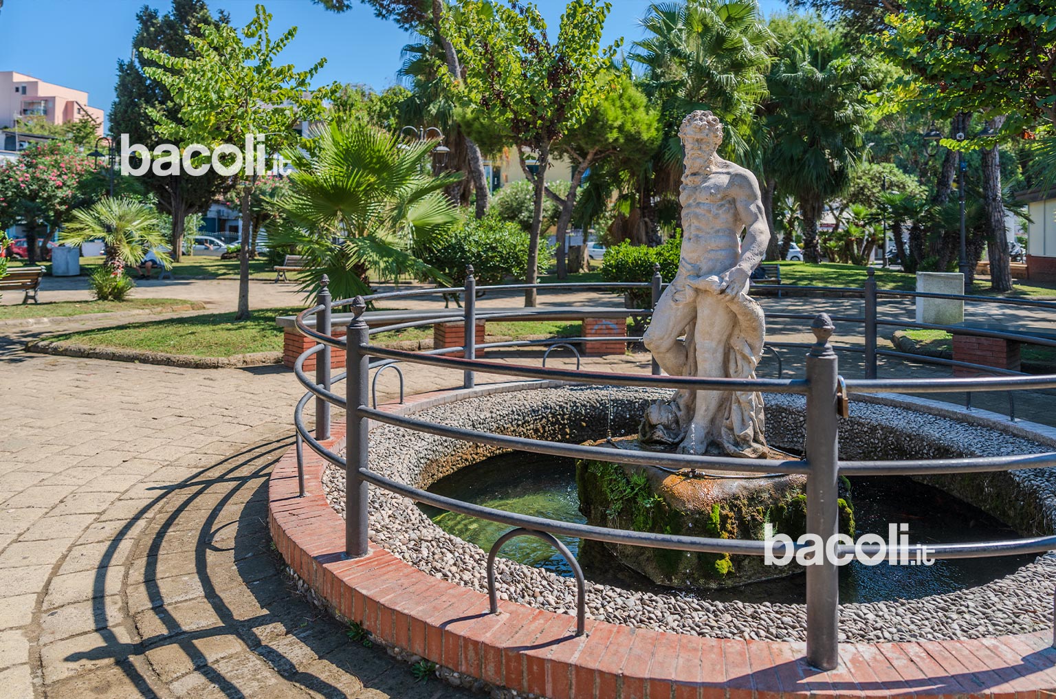 villa-comunale-di-bacoli-fontana-con-statua-di-nettuno