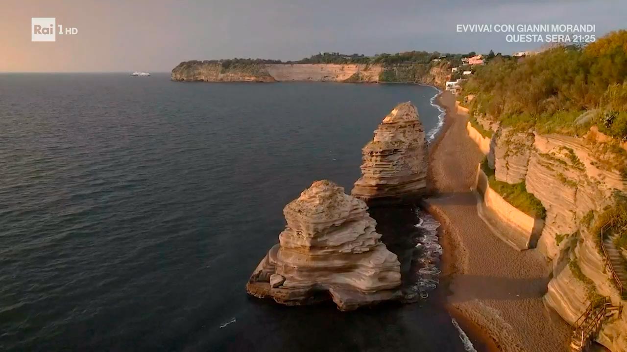 spiaggia-chiaiolella-azzurro-storie-di-mare-procida